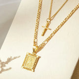 Conjunto de Collares de Oro con Inicial y Cruz