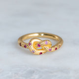 Anillo vintage rosa con nudo celestial dorado