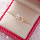 Anillo ajustable con flor silvestre y circonita en oro