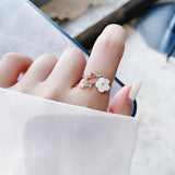 Anillo ajustable con flor silvestre y circonita en oro