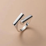 Anillo geométrico simple con trenzas suaves