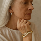 Pulsera elegante de ópalo blanco con dorado