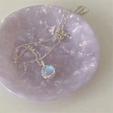 Collar con piedra de luna llena