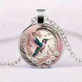 Collar con Colgante en Forma de Colibrí con Cúpula de Cristal