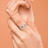 Anillo con Circonitas en Forma de Huella con Diseño de Corazón e Infinito