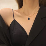Collar con colgante minimalista cuadrado en titanio negro Elite