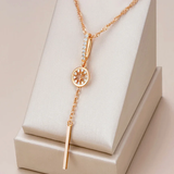 Elegante collar de cristal redondeado en oro