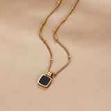 Collar con colgante Lucia en negro