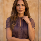 Flavia | Vestido largo morado con escote en forma de llave, borde de encaje de chiffon