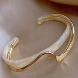 Pulsera elegante de ópalo blanco con dorado